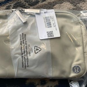 Lululemon Athletica Everywhere Belt Bag large 2 Liters double zip raw linen